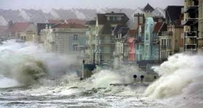 FRANSA'DA FIRTINA ŞİDDETİNİ ARTIRIYOR