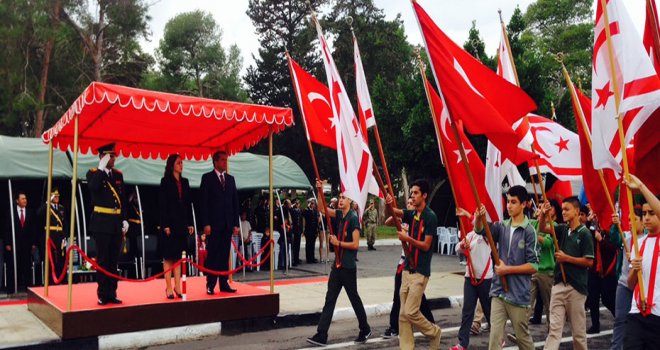 GAZİMAĞUSA’DA ZAFER ANITI ÖNÜNDE VE İSMET İNÖNÜ BULVARINDA TÖREN DÜZENLENDİ