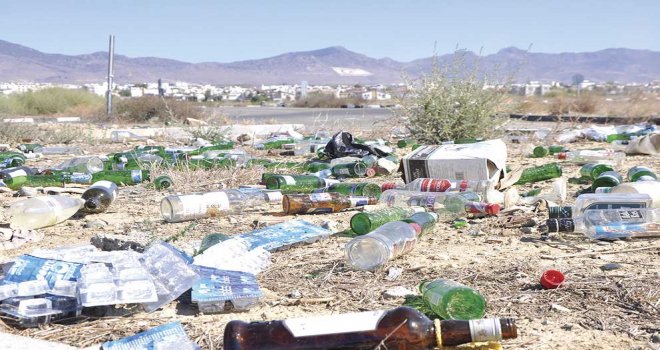 Gençler kirletti belediye temizledi