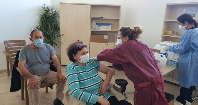 Girne Belediyesi Sosyal Yaşam Merkezinde ikinci doz aşı işlemlerine başlandı.
