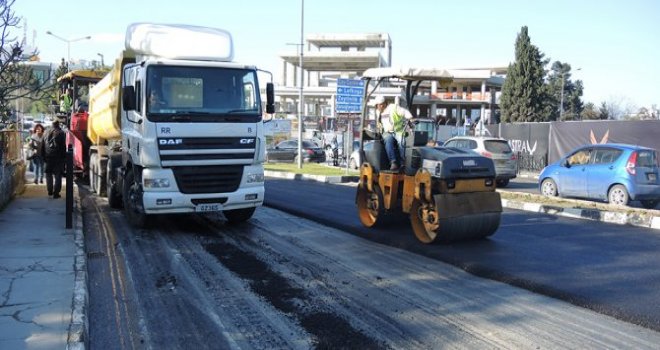 GİRNE'DE Kİ ASFALT ÇALIŞMASI TRAFİĞİ KİLİTLEDİ!