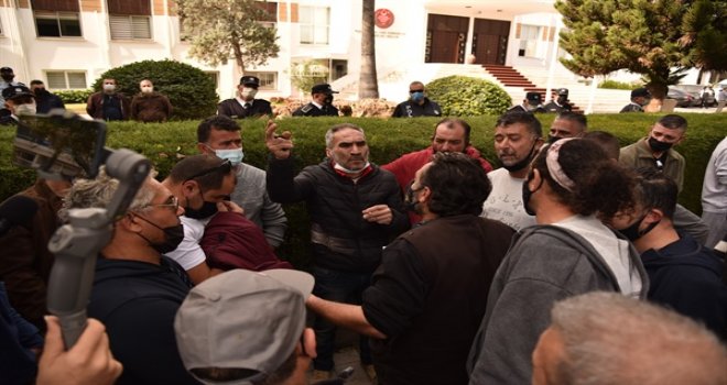GÜNEY KIBRIS’TA ÇALIŞAN İŞÇİLER MECLİS ÖNÜNDE