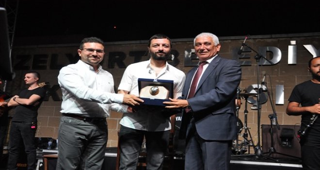 GÜZELYURT PORTAKAL FESTİVALİ’NDE İNDİRİMLİ ALIŞVERİŞ GÜNÜ VE MEHMET ERDEM KONSERİ VARDI