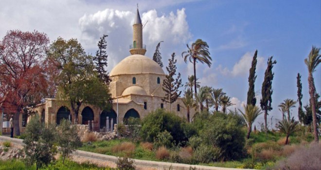 HALA SULTAN TEKKESİ’DEKİ ÜMMÜ HARAM’IN MEZARININ ÜZERİNDE BULUNAN ÖRTÜ ÇALINDI