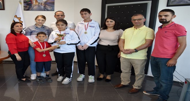 HARMANCI, ÜÇ BİRİNCİLİK KAZANAN LTB ENGELSİZ ATLETİZM TAKIMI’NI KABUL ETTİ..
