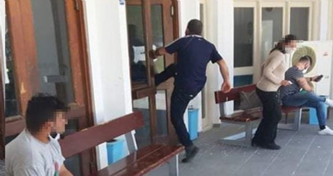 Hastanenin giriş kapısına tekme atıp camını kırarak hasara uğrattı! Kendini kesti