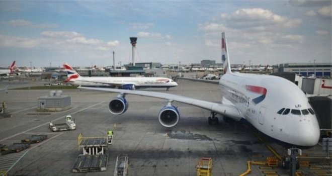 Havayolu şirketleri yakıt masrafını kısmak için depoyu doldurup fazla karbon salımına yol açıyor