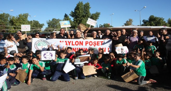 HER DAİM DOSTLAR PERŞEMBE PAZARI’NDA KAĞIT POŞET DAĞITTI