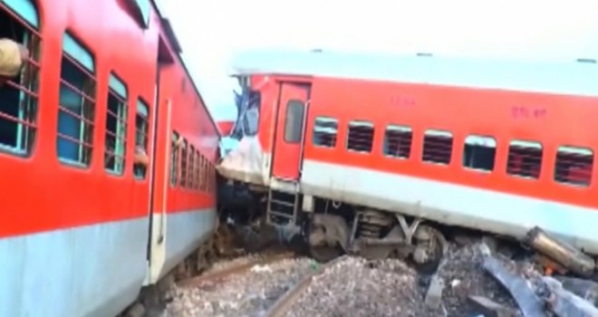 Hindistan’da tren raydan çıktı