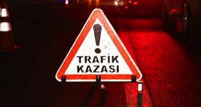 İki araç çarpıştı trafik felç oldu.