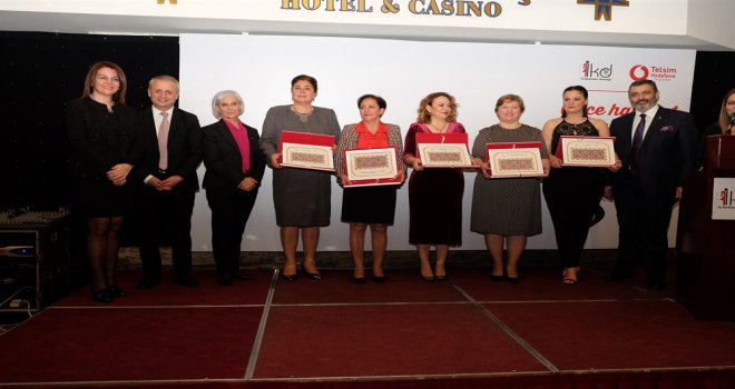 İŞ KADINLARI DERNEĞİ YILIN KADIN GİRİŞİMCİLERİNİ ÖDÜLLENDİRDİ