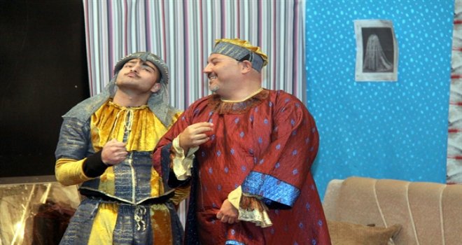 İSKELE BELEDİYE TİYATROSU KRAL ÇIPLAK OYUNUNU SAHNELEDİ