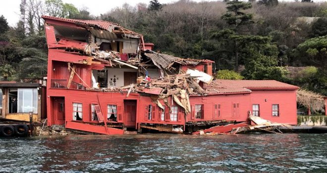 İstanbul Boğazı'nda tanker yalıya çarptı.