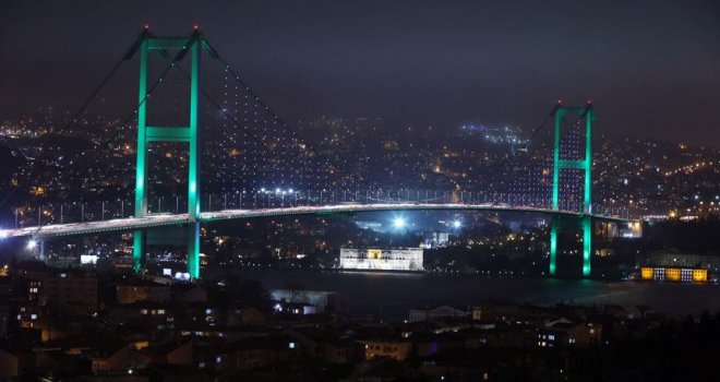 İstanbul'da köprüler Pakistan için ışıklandırıldı..