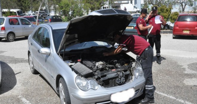 İtfaiyenin hızlı müdahalesi, aracı kurtardı