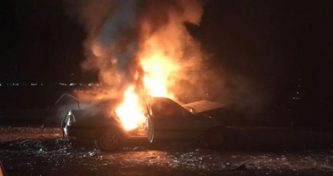 Kaldırıma çarpan araç alev alev yandı