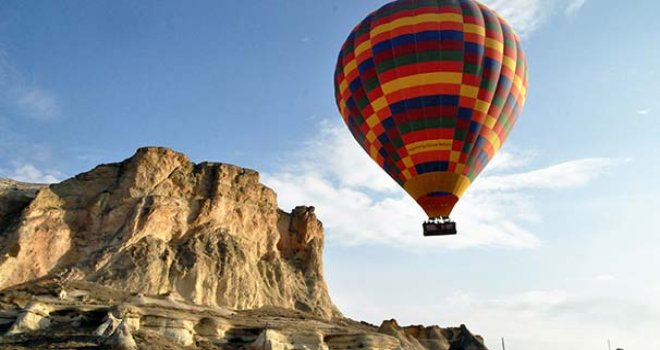 Kapadokya'da sıcak hava balonu düştü, 1 kişi hayatını kaybetti.
