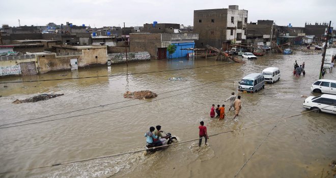 KARAÇİ'DEKİ ŞİDDETLİ YAĞIŞLARDA ÖLÜ SAYISI 34'E YÜKSELDİ