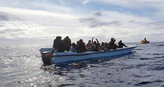 Kayalar Açıklarında 13 Göçmen Yakalandı.