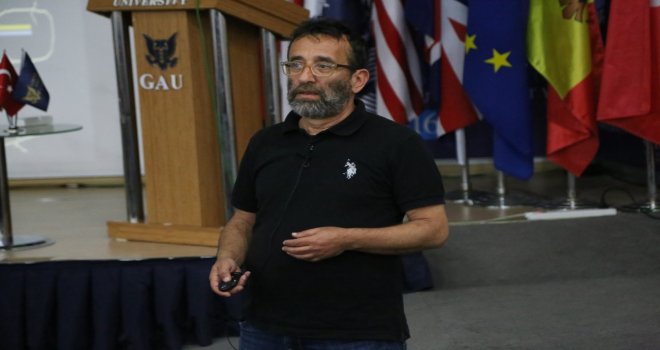 KENAN GÜVENÇ 30 YILLIK MİMARİ DENEYİMİNİ GAÜ'DE SUNDU