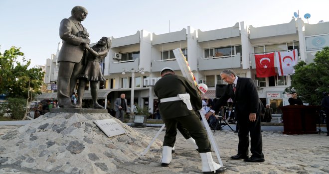 KKTC 34 YAŞINDA'  DR. FAZIL KÜÇÜK’ÜN BÜSTÜ ÖNÜNDE ANMA TÖRENİ DÜZENLENDİ
