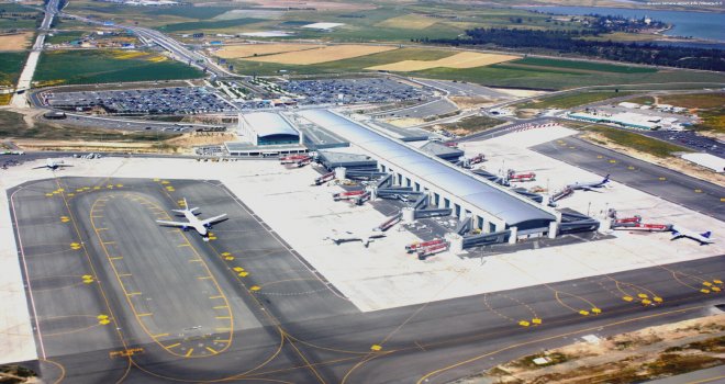 Larnaka Havalimanı’nda Küçük Uçak Piste çarptı