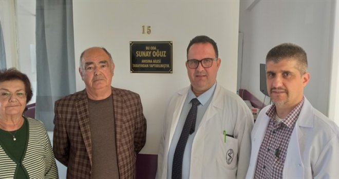 LEFKOŞA DEVLET HASTANESİ DAHİLİYE BÖLÜMÜNE ODA YAPTIRAN OĞUZ’A TEŞEKKÜR PLAKETİ VERİLDİ