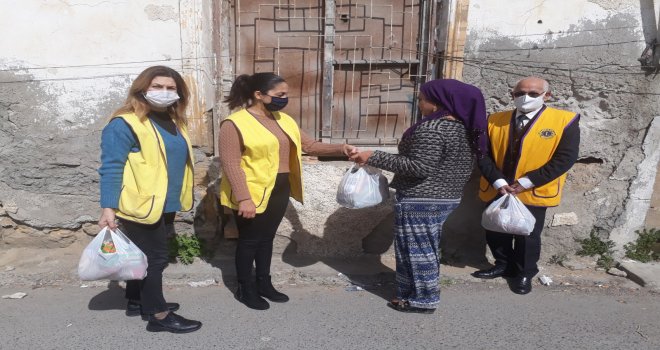 LEFKOŞA MERKEZ VE LEFKOŞA SARAYÖNÜ LİONS KULÜPLERİ İHTİYAÇLI 164 KİŞİYE GIDA PAKETLERİ DAĞITTI