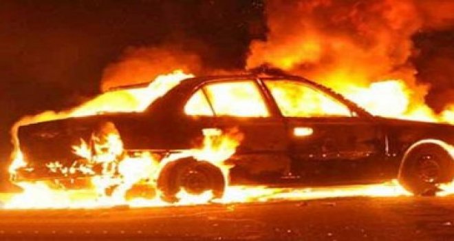 Lefkoşa'da araç yangını korkulu dakikalara neden oldu