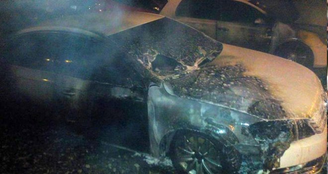 Lefkoşa'da oto galeride 2 araç yandı