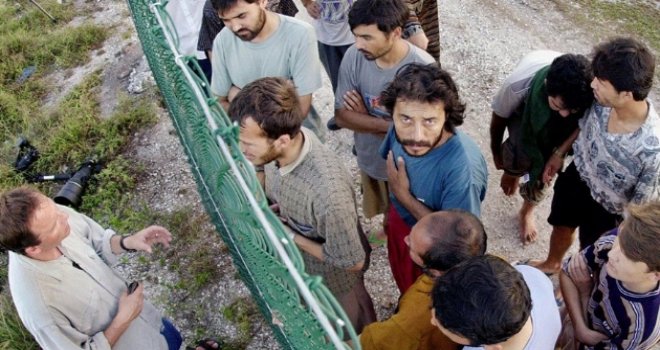 MANUS ADASI'NDAKİ GÖZALTI MERKEZİNİ TERK ETMEYEN MÜLTECİLERE OPERASYON