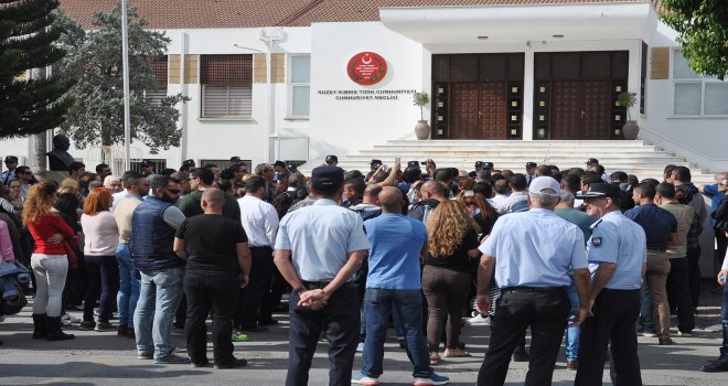 MEMUR-SEN, GEÇİCİLERİN KADROLANMASI İÇİN MECLİS ÖNÜNDEYDİ