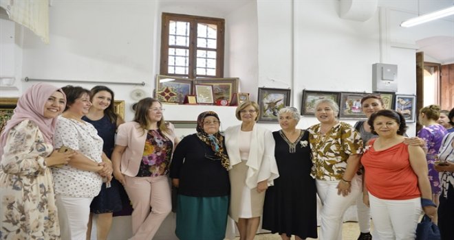 MERAL AKINCI, “İĞNENİN UCUNDAKİ SANAT” SERGİSİNİN AÇILIŞINI YAPTI