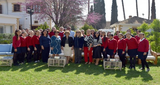 MERAL AKINCI, ORTAOKULLAR ARASI KIZLAR BASKETBOL ŞAMPİYONU THE AMERİCAN FUTURE COLLEGE TAKIMINI CUMHURBAŞKANLIĞI’NDA AĞIRLADI.