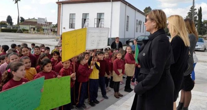 MERAL AKINCI, VADİLİ İLKOKULU’NA, CUMHURBAŞKANLIĞI ADINA TEMİZ DÜŞÜN BAYRAĞI VERDİ