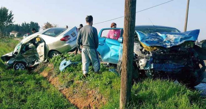 Meydana gelen trafik kazasında iki araç yüz yüze çarpıştı…