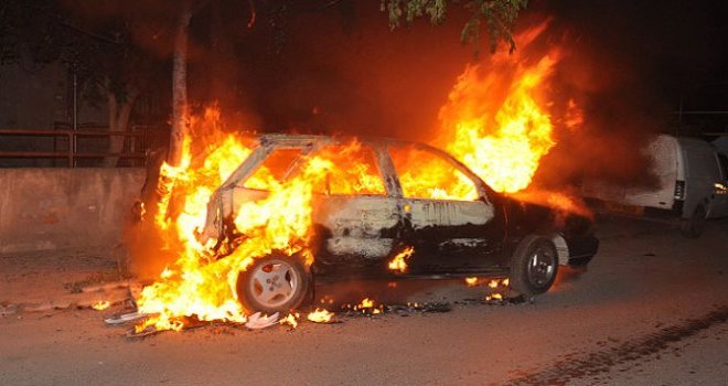 Minareliköy'de Park halindeki araç yandı!