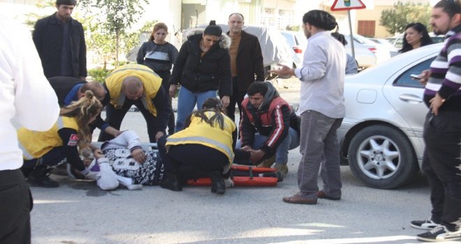 Motosiklet sürücüsü, anayola çıkmaya çalışan bir araca çarptı