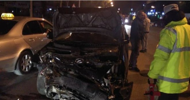 Önce ambulansa sonra park halindeki araca çarparak durdu