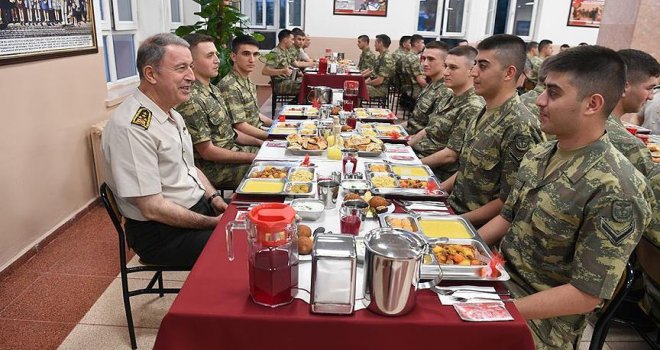 Orgeneral Akar erbaş ve erlerle iftar yaptı.