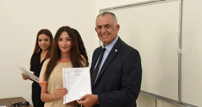Orta dereceli okullarda karneler dağıtıldı...