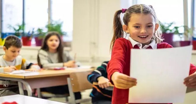Orta dereceli okullarda karneler yarın dağıtılacak