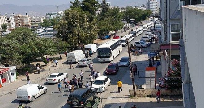 Otobüsler Lefkoşa sokaklarında: Trafik felç!