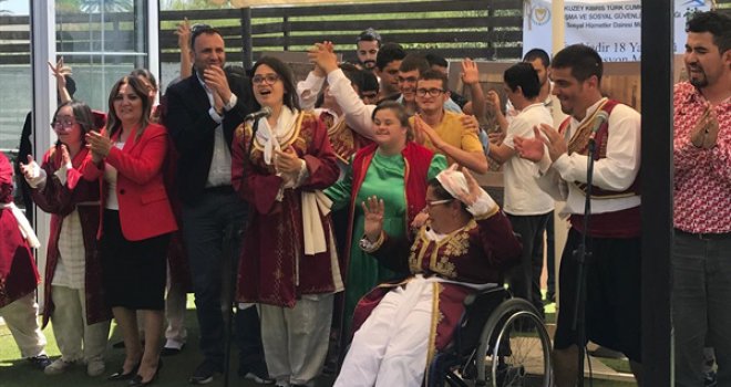 ÖZEL GEREKSİNİMLİ GENÇLERDEN “ANNELER GÜNÜ” ETKİNLİĞİ