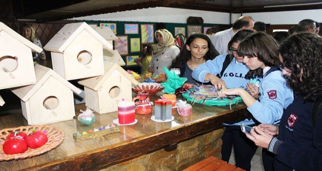 Özel öğrenciler eserlerini sergiledi