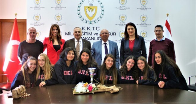 ÖZYİĞİT, GÜZELYURT KURTULUŞ LİSESİ KIZ ATLETİZM TAKIMINI KABUL ETTİ