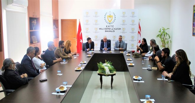 ÖZYİĞİT TİYATRO SANATÇILARI İLE BİR ARAYA GELDİ… “ORTAYA KOYDUKLARI OYUNLARLA TOPLUMA YÖN VERİYOR, GELECEĞE IŞIK TUTUYORLAR.”