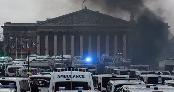Paris'te Ulusal Meclisin önünde ambulans yakıldı