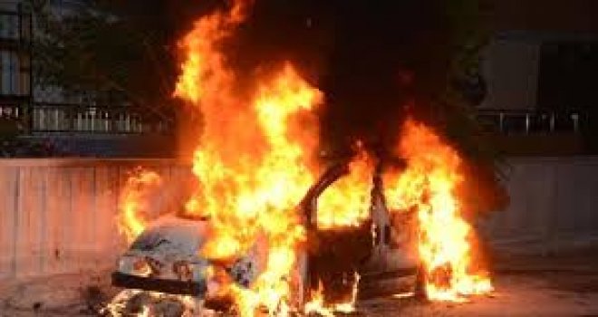 Park halindeki araç alev aldı