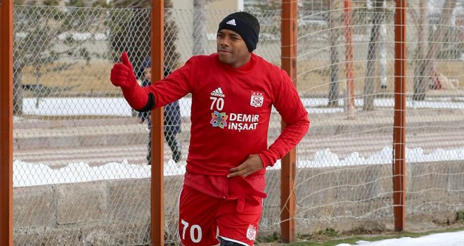 Robinho, 'ALS hastalığına farkındalık' için acı biber yedi